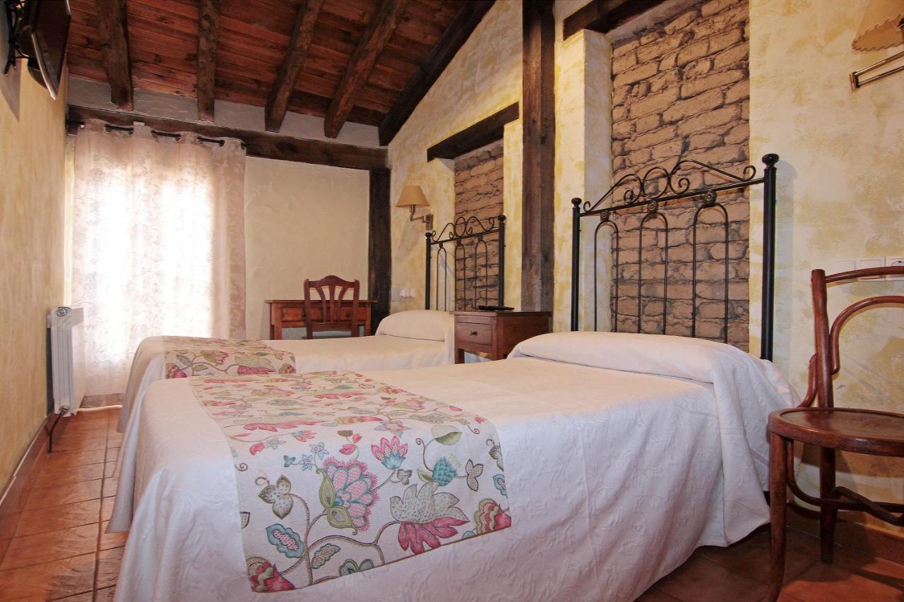 Hotel Rural Los Abuelos Montemayor de Pililla Esterno foto